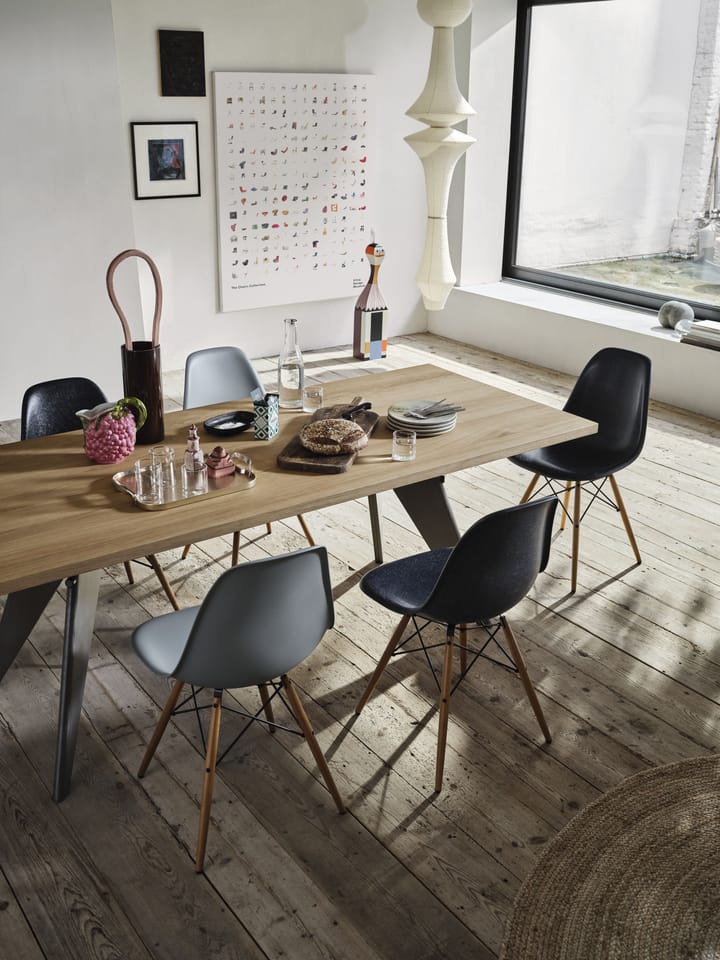 Eames Fiberglass Chairs DSW stol, Classic red-black maple Vitra