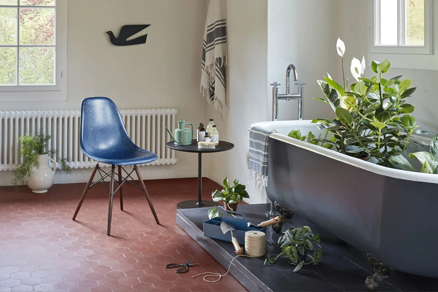 Eames Fiberglass Chairs DSW stol, navy blue, brunbetsade lönnben Vitra