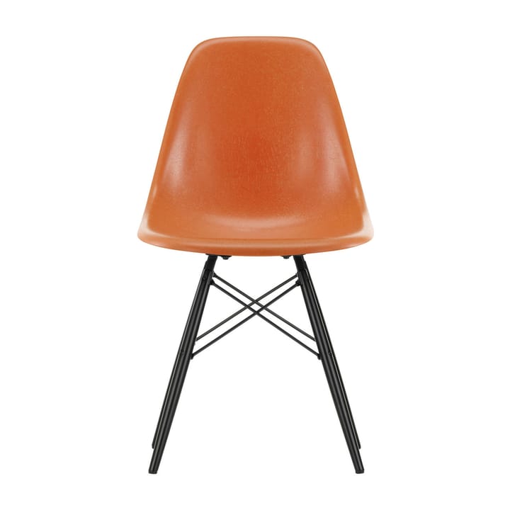 Eames Fiberglass Chairs DSW stol - red orange, svartbetsade lönnben - Vitra