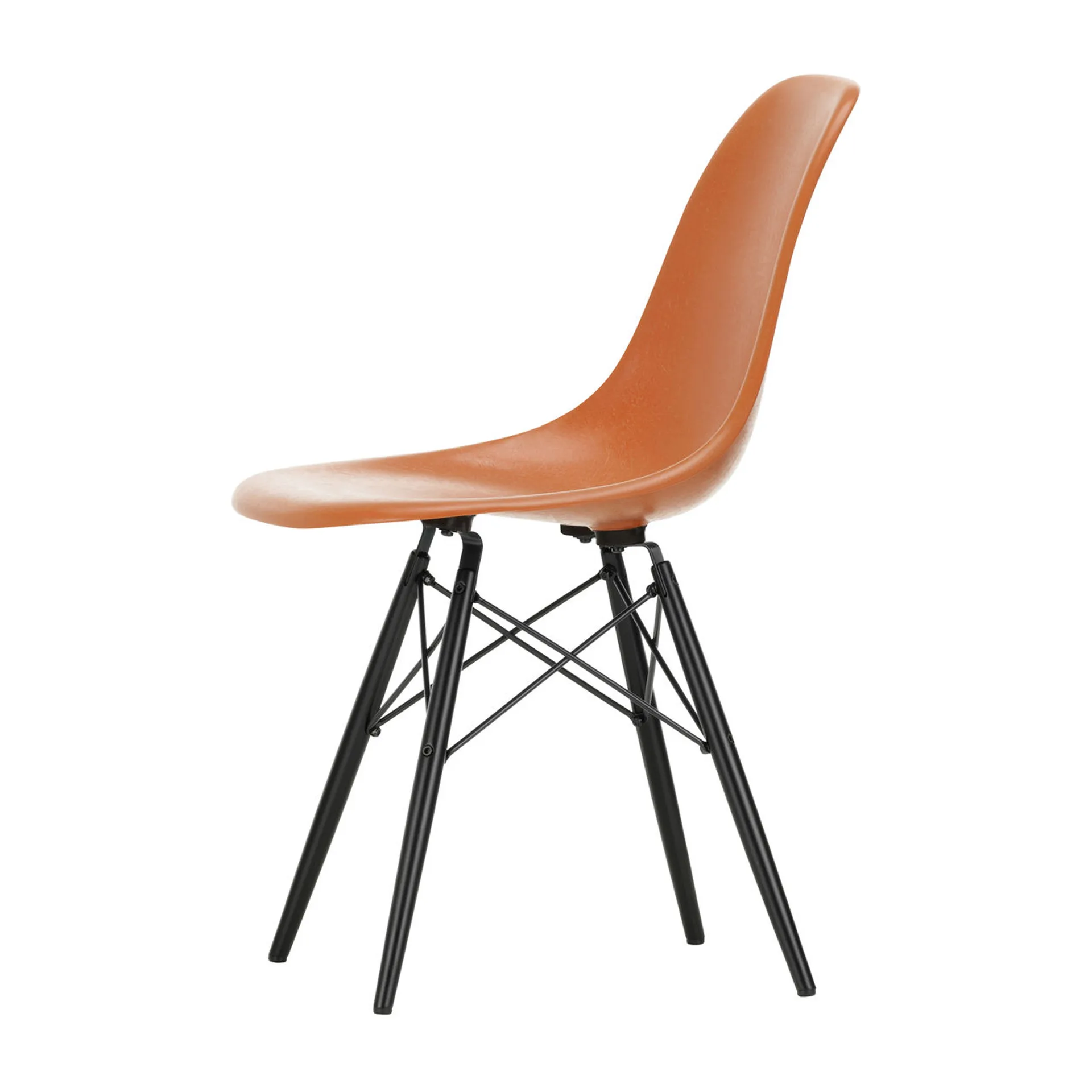 Eames Fiberglass Chairs DSW stol, red orange, svartbetsade lönnben Vitra
