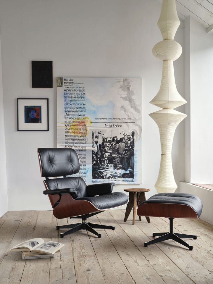 Eames Lounge Chair classic Leather premium F, 72 snow-white pigm.walnut Vitra