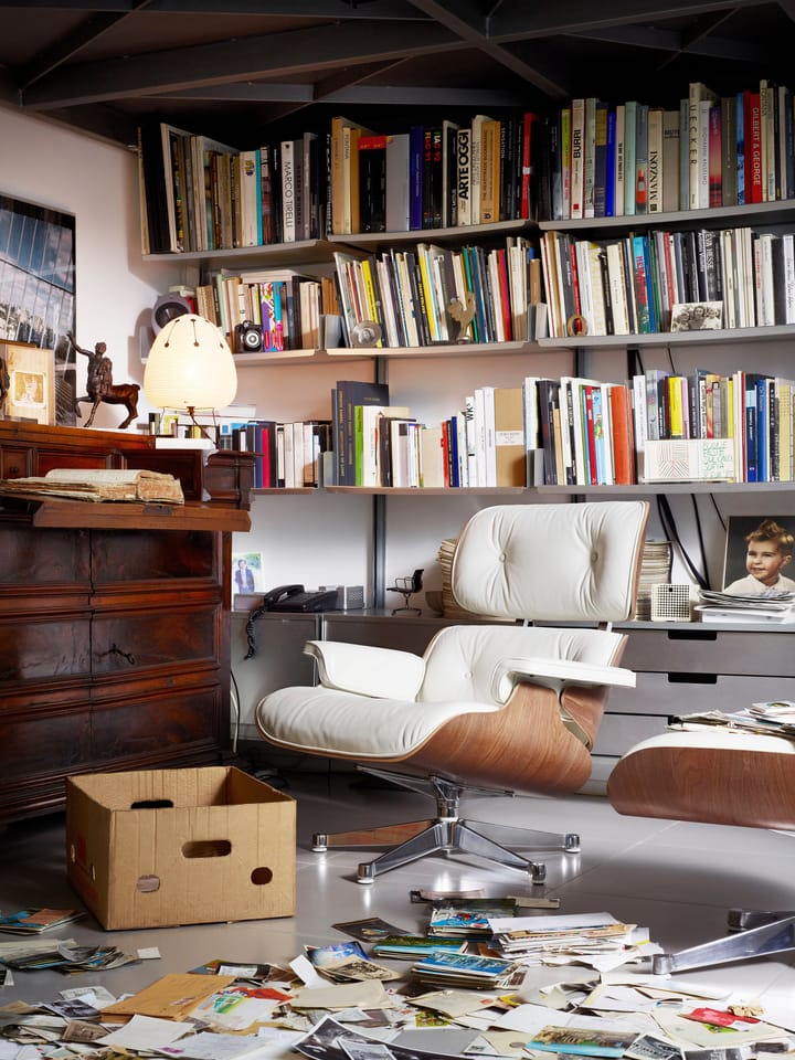 Eames Lounge Chair classic Leather premium F, 72 snow-white pigm.walnut Vitra