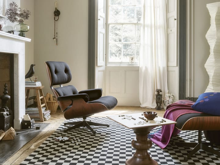 Eames Lounge Chair new dimension Leather premium F, 66 nero-cherry-polished/sides black Vitra