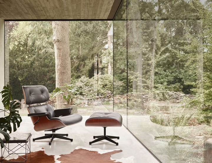 Eames Lounge Chair new dimension Leather premium F, 66 nero-cherry-polished/sides black Vitra