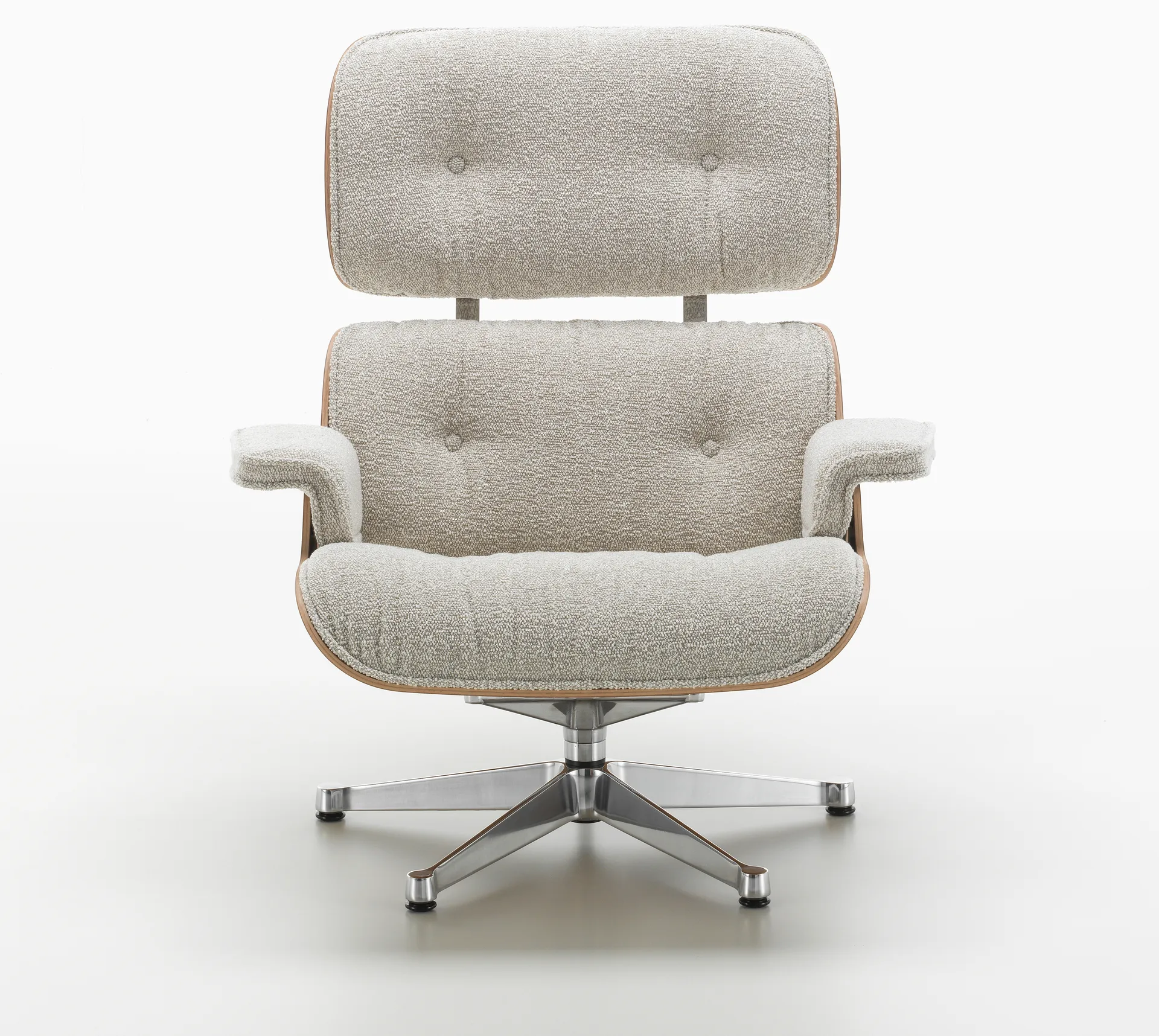 Eames Lounge Chair new dimension polerad krom, Cream/sand-american cherry Vitra