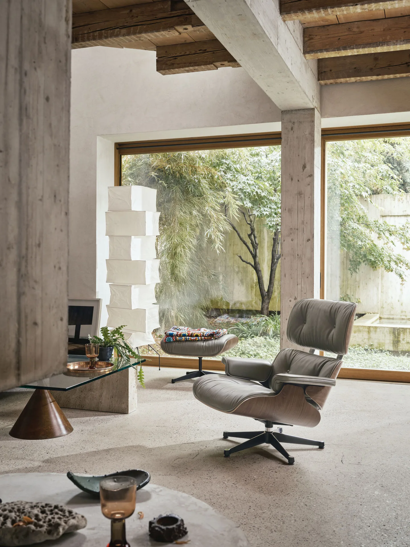Eames Lounge Chair & Ottoman new dimensions, 09 Ivory-forest-05 sant. palisander-pol. steel-black Vitra