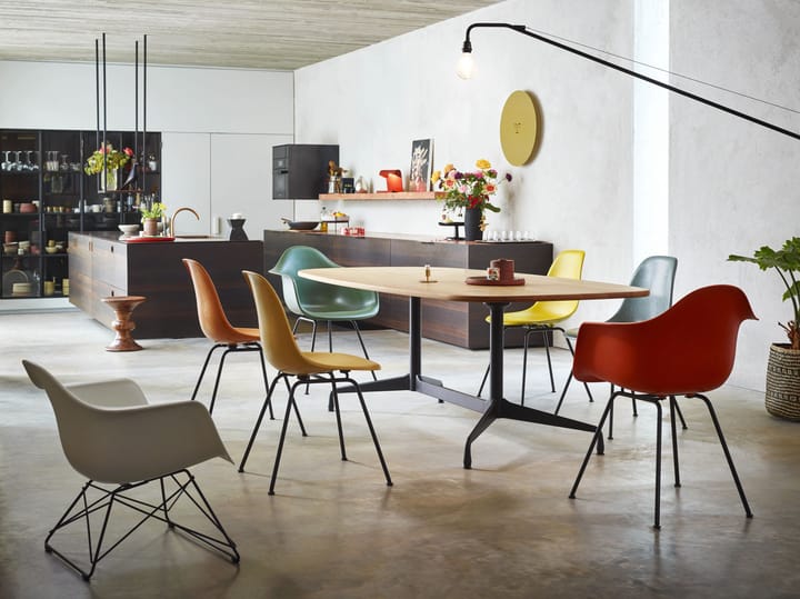 Eames plastic armchair LAR fåtölj, Green-Black Vitra