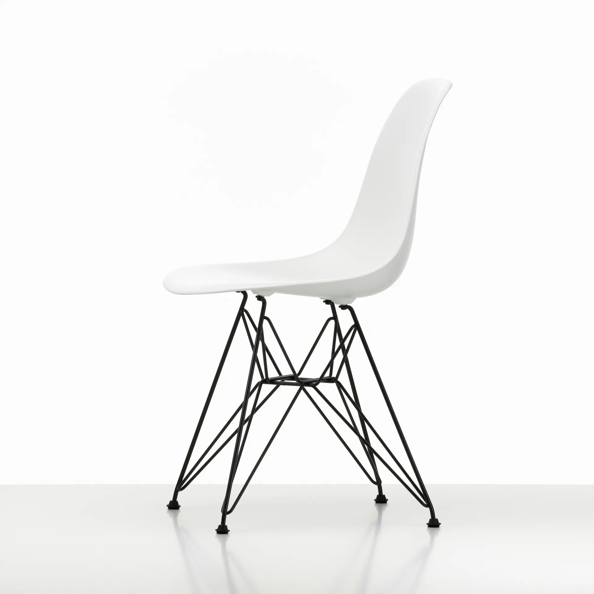 Eames Plastic Side Chair DSR Hard Glides stol , White-Dark basic Vitra
