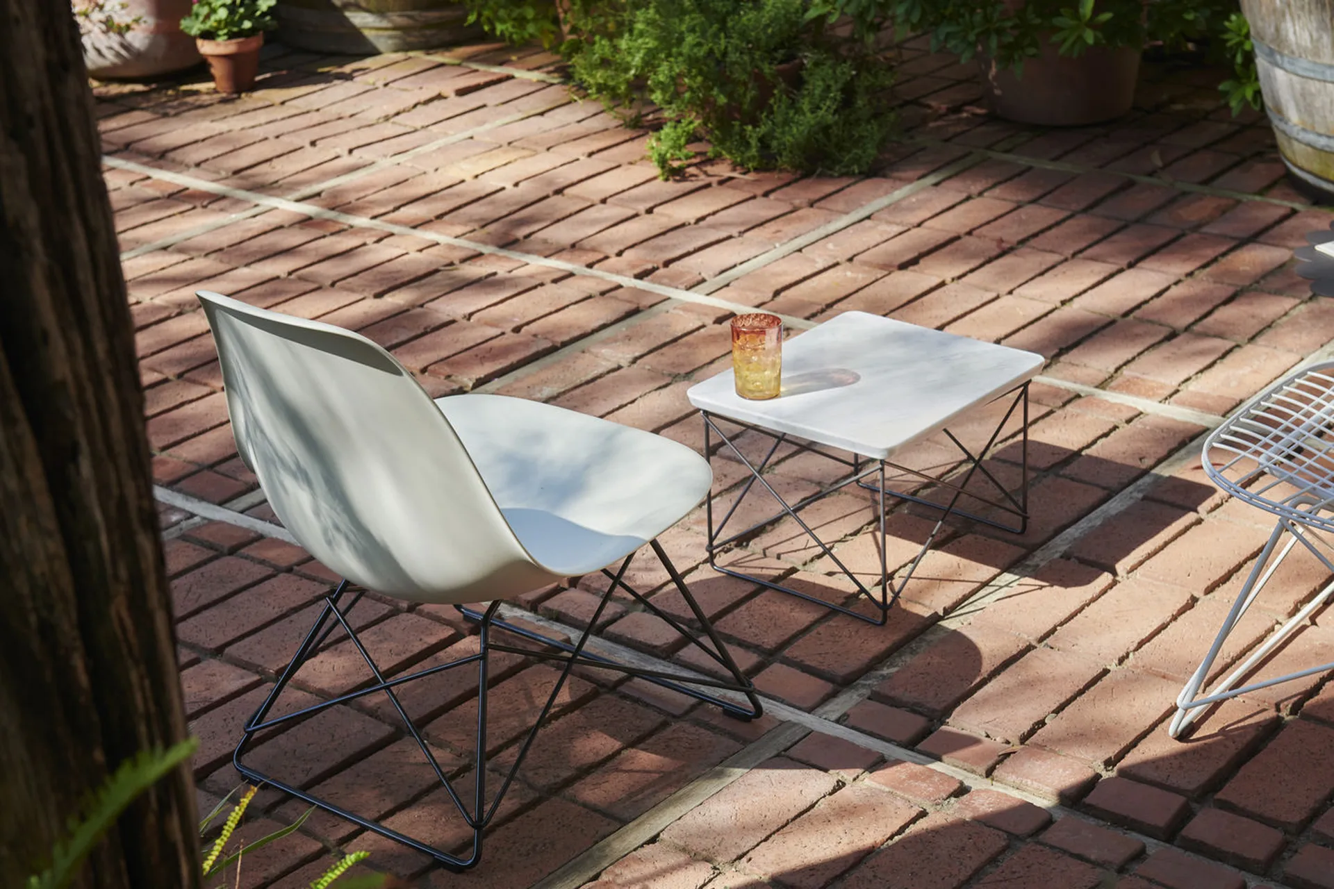 Eames Plastic Side Chair LSR loungestol, Pebble-deep black Vitra