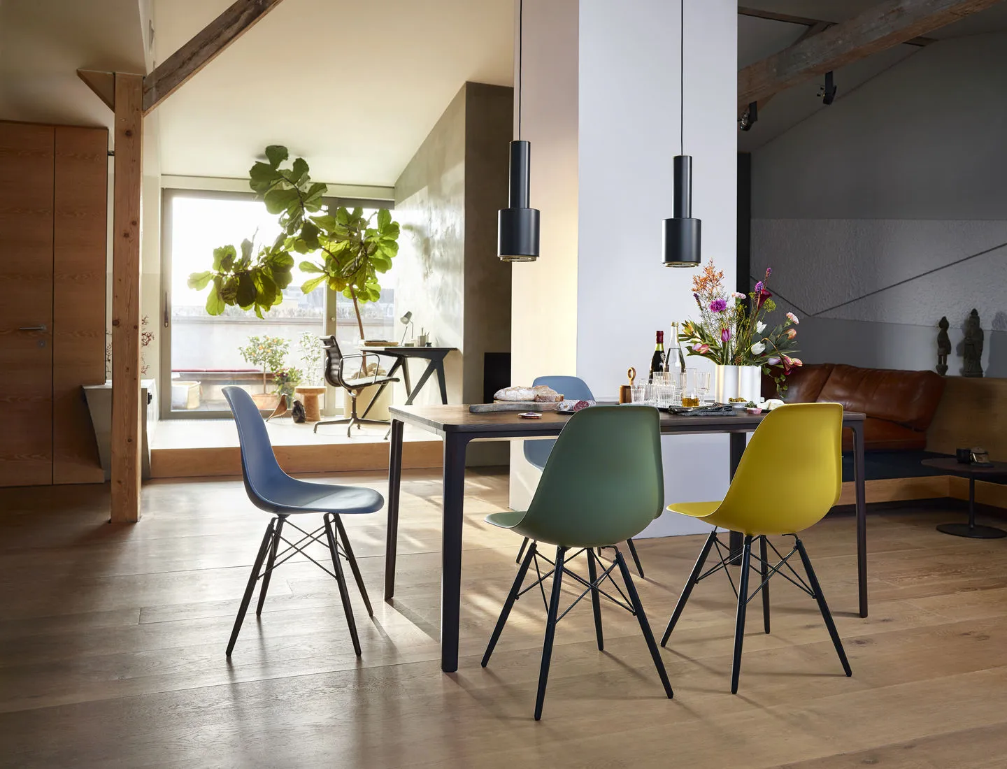 Eames Plastic Side Chair RE DSW stol, 34 mustard-dark maple Vitra