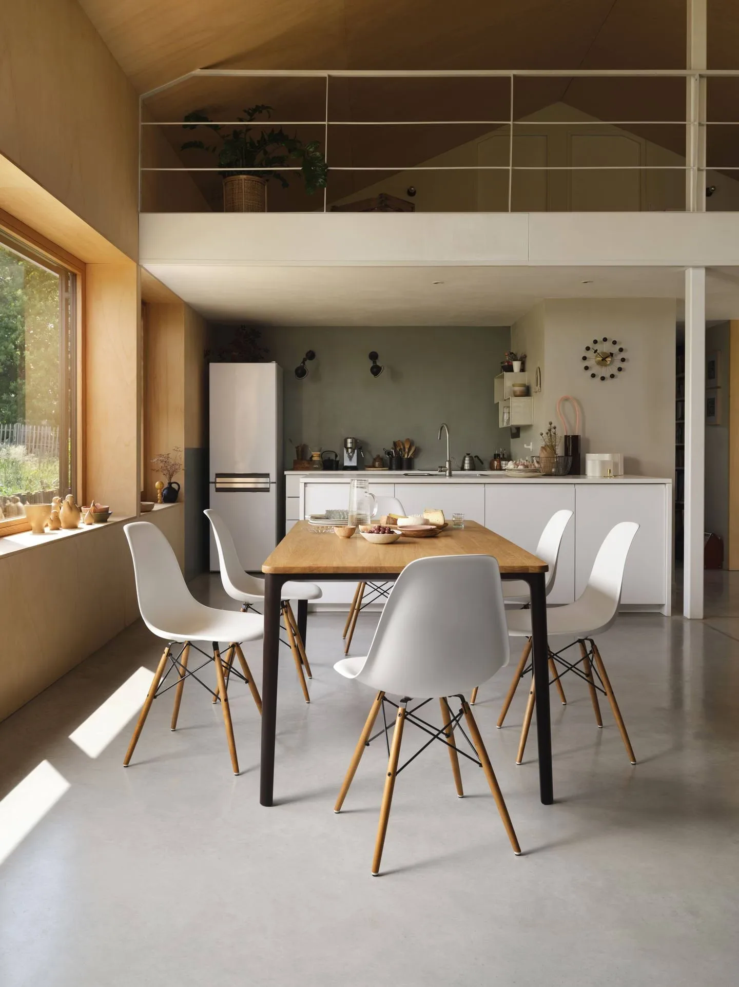 Eames Plastic Side Chair RE DSW stol, White-black maple Vitra