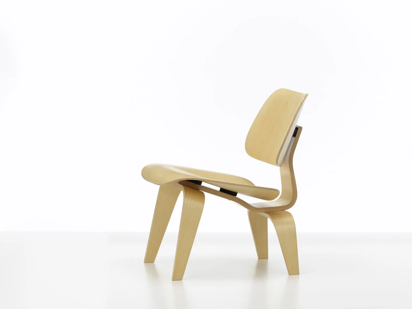 Plywood group LCW fåtölj, Ask Vitra