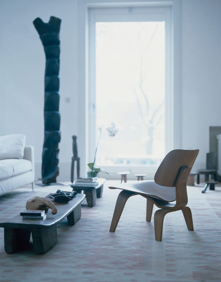Plywood group LCW fåtölj, Ask Vitra