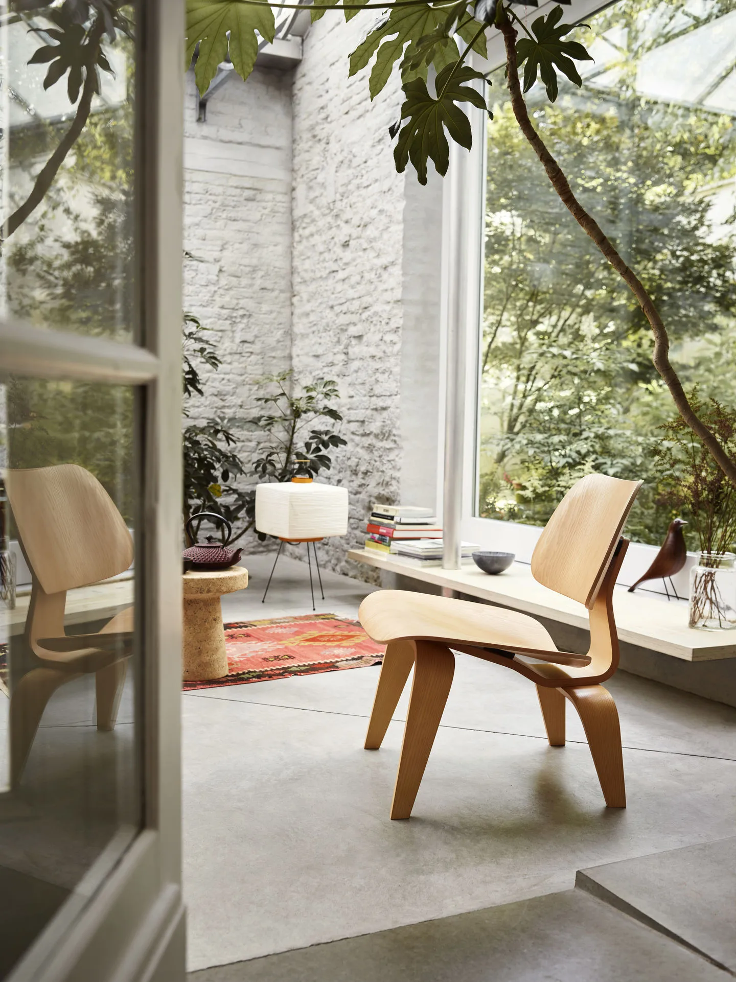 Plywood group LCW fåtölj, Svartbetsad ask Vitra