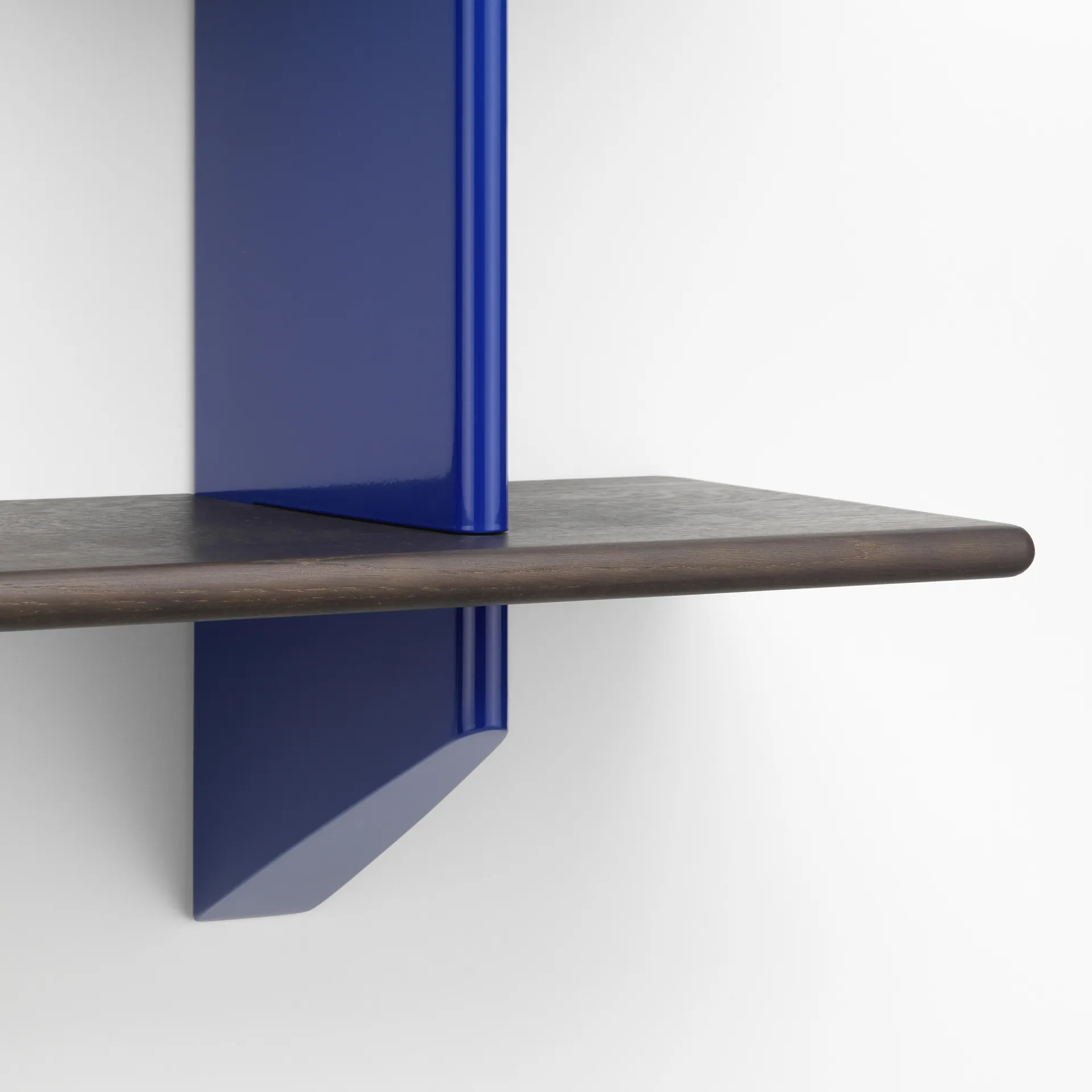 Rayonnage mural hylla, Dark oak-Prouvé bleu marcoule Vitra