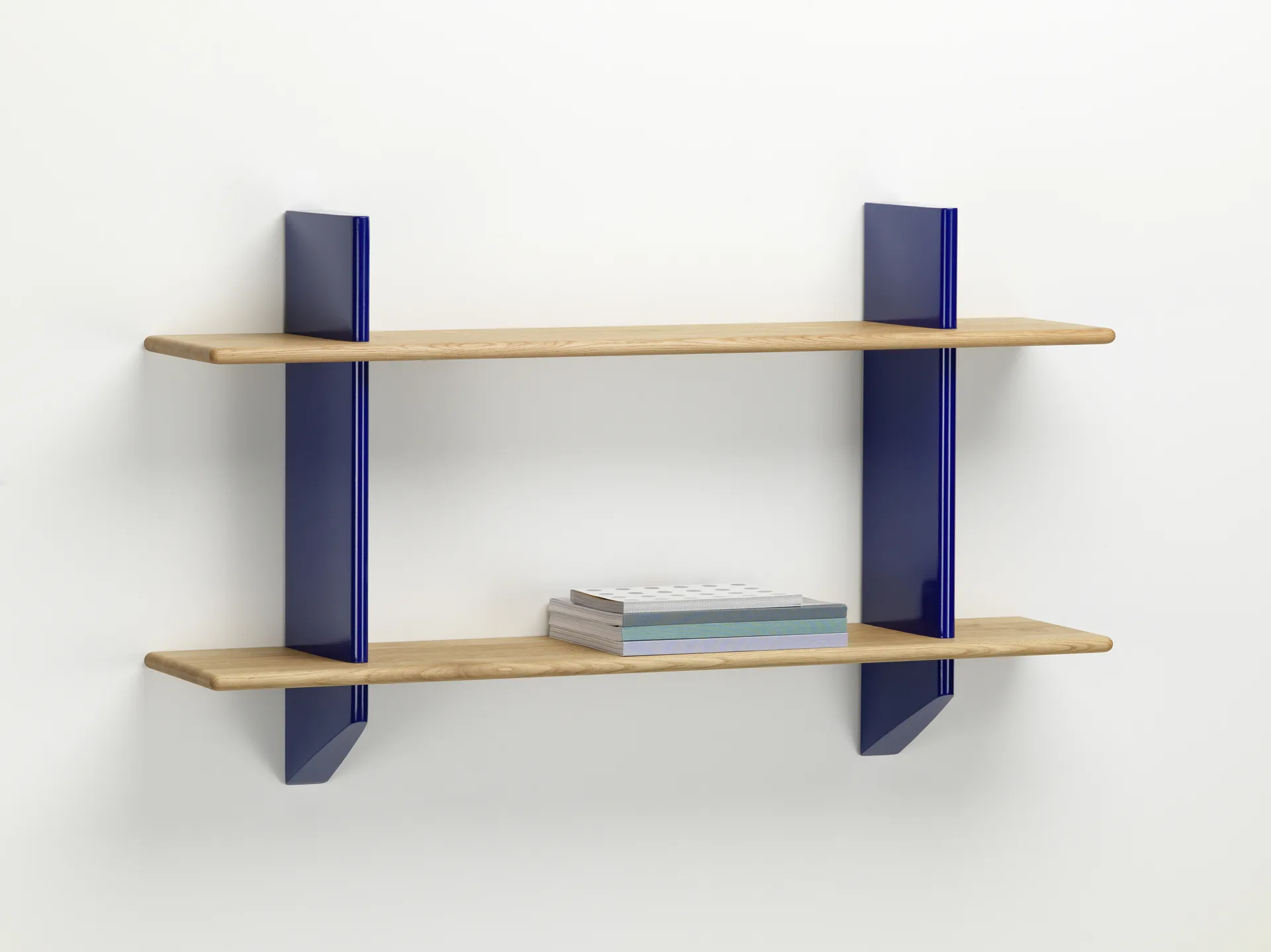 Rayonnage mural hylla, Oak-Prouvé bleu marcoule Vitra