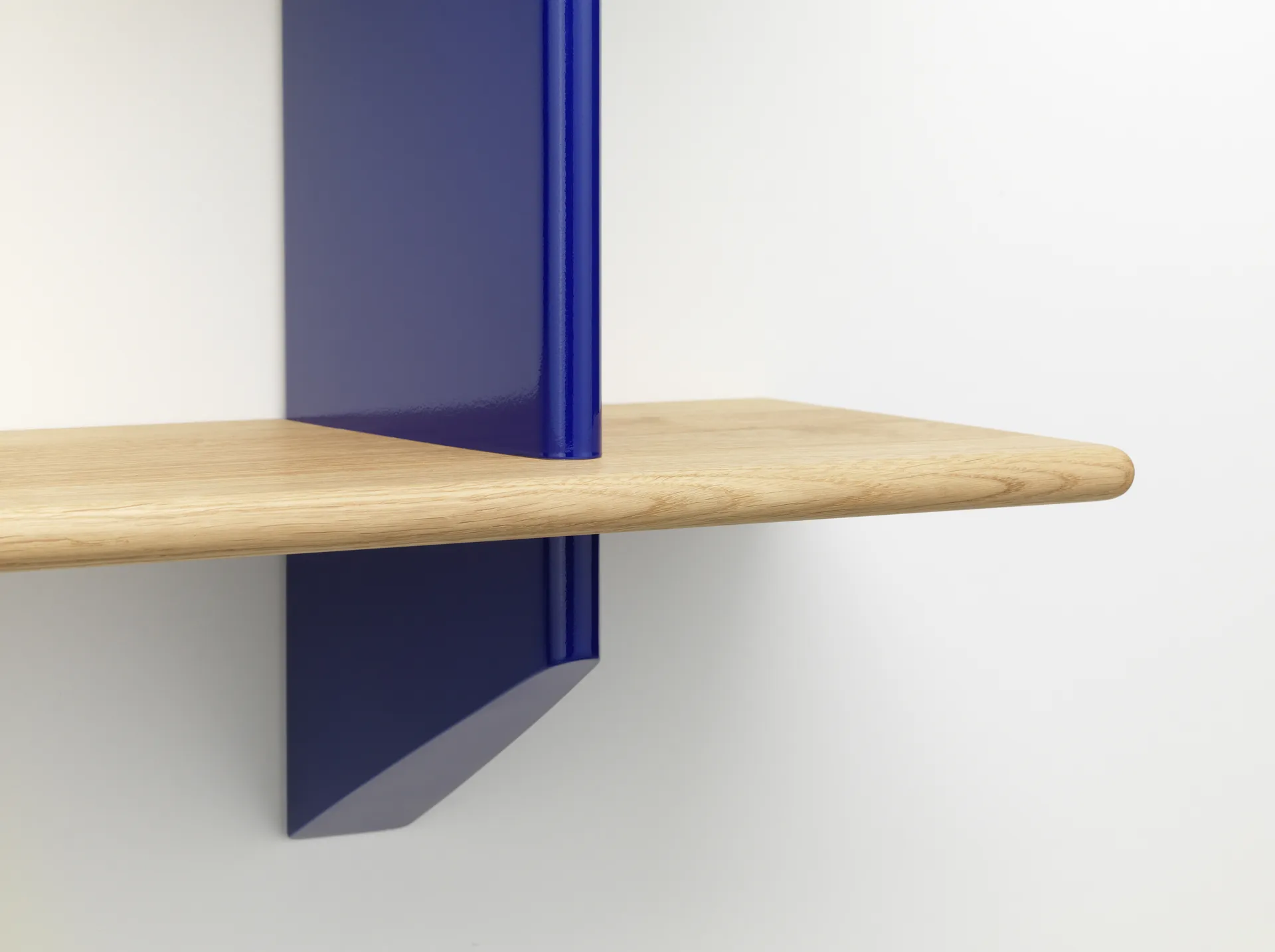 Rayonnage mural hylla, Oak-Prouvé bleu marcoule Vitra