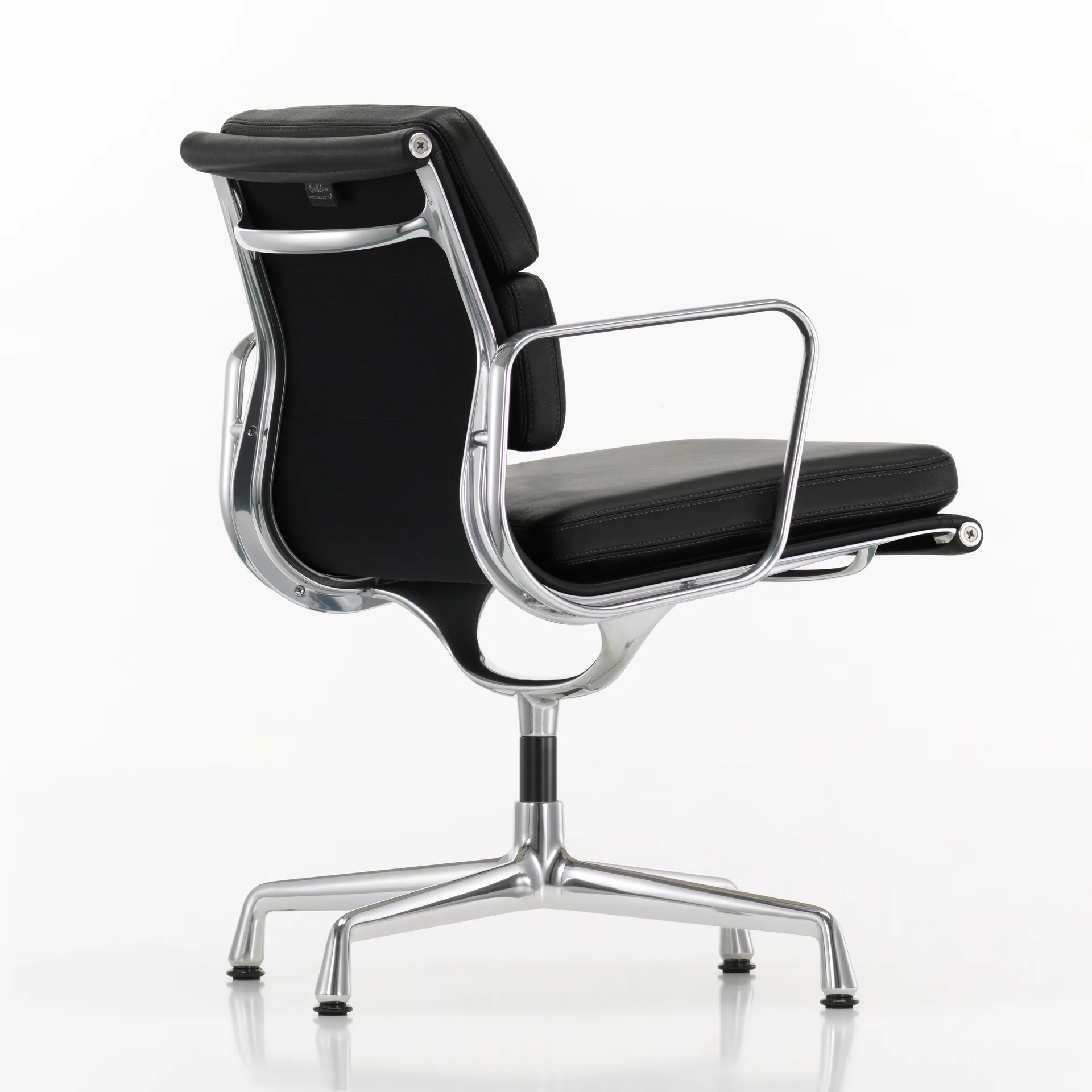 Soft Pad Chair EA 208 classic height polerat krom, Läder L50 Nero (filttassar) Vitra