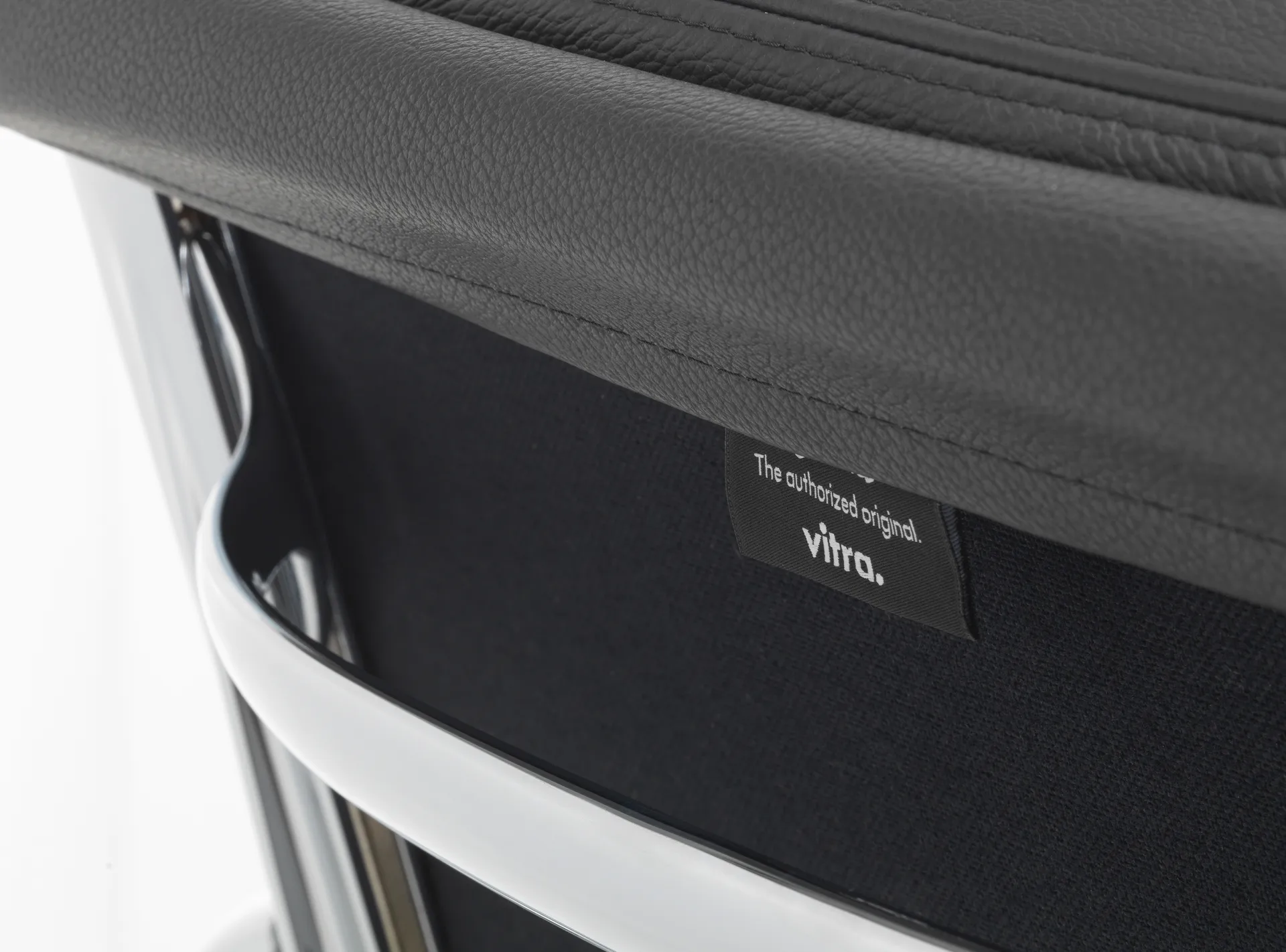 Soft Pad Chair EA 208 classic height polerat krom, Läder L50 Nero (filttassar) Vitra