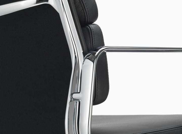 Soft Pad Chair EA 208 classic height polerat krom, Läder L50 Nero (filttassar) Vitra