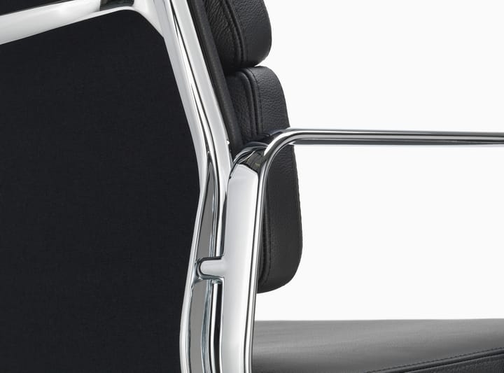Soft Pad Chair EA 208 classic height polerat krom - Läder L50 Nero (filttassar) - Vitra