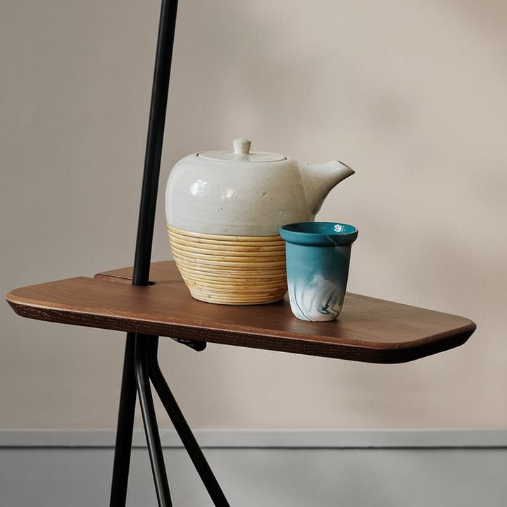 Cone golvlampa, warm white, teakbord, mässingsdetaljer Warm Nordic