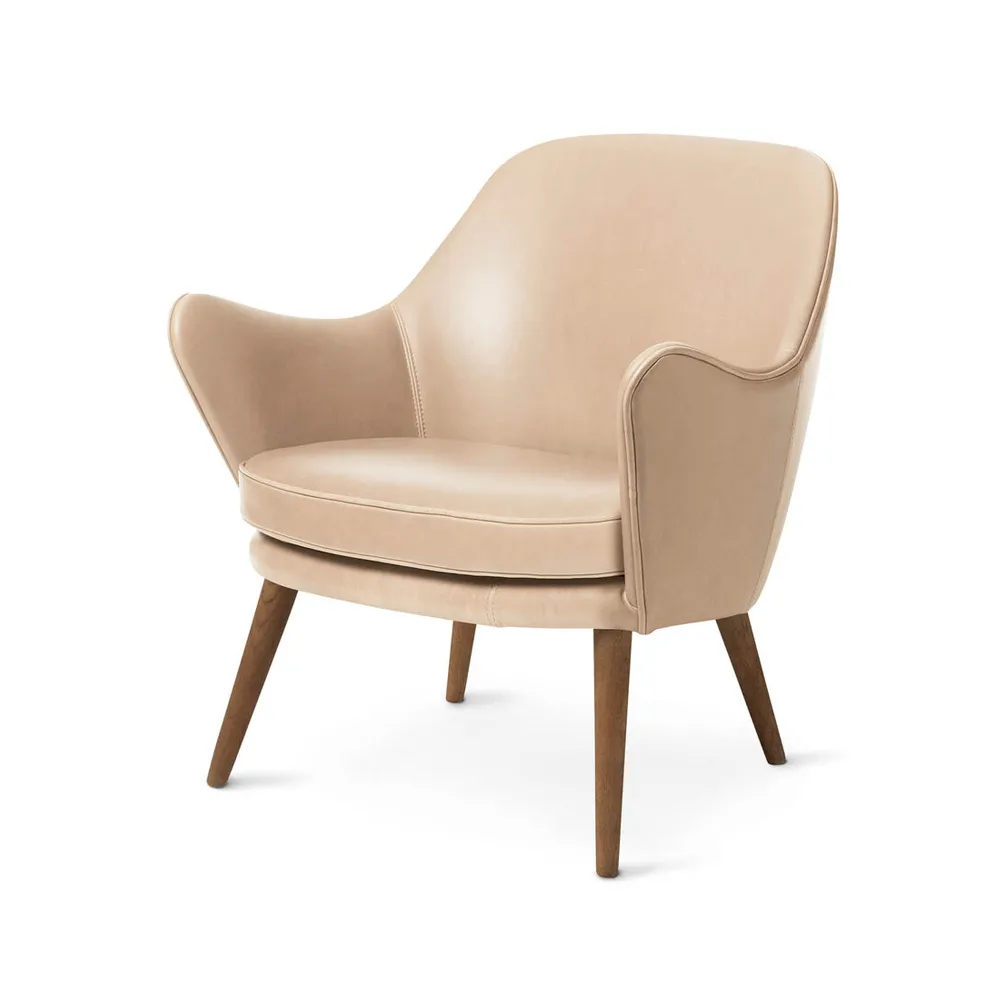 Dwell loungestol, läder vegetal 90 nature, ben i rökt ek Warm Nordic