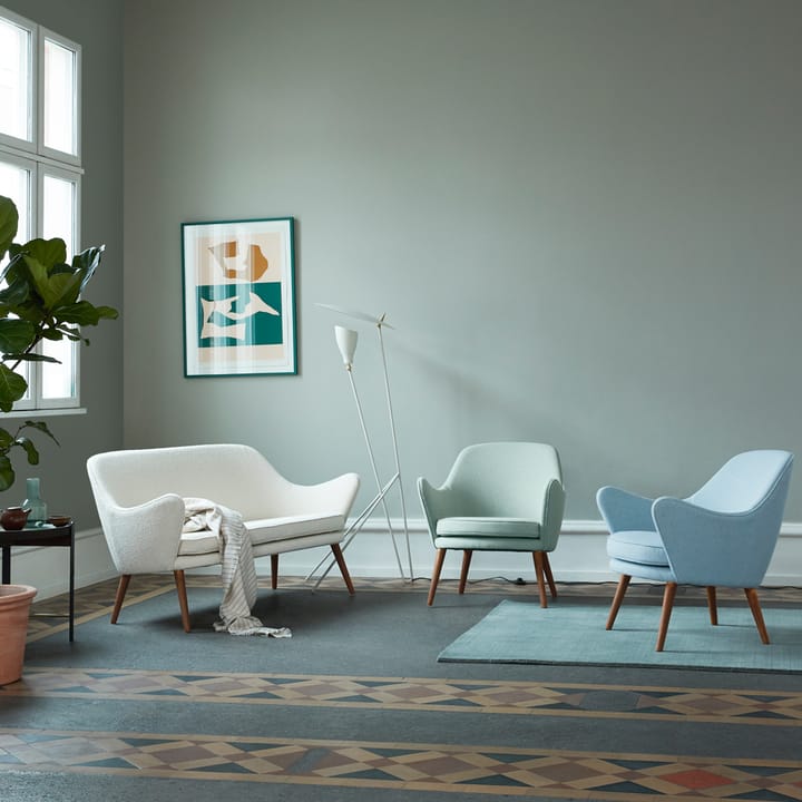Dwell loungestol, läder vegetal 90 nature, ben i rökt ek Warm Nordic