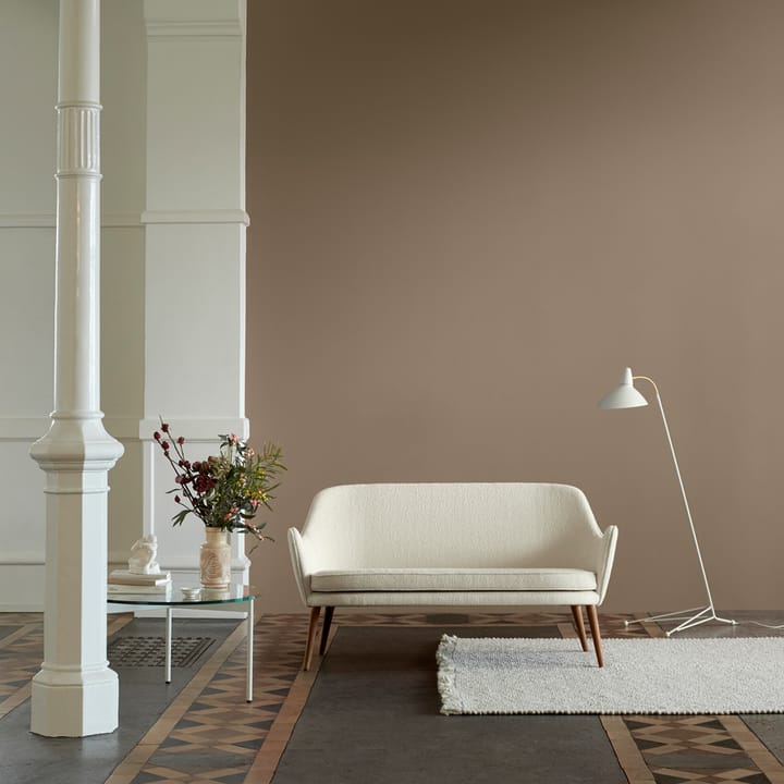 Dwell soffa - 2-sits läder silk 250 cognac, ben i rökt ek - Warm Nordic