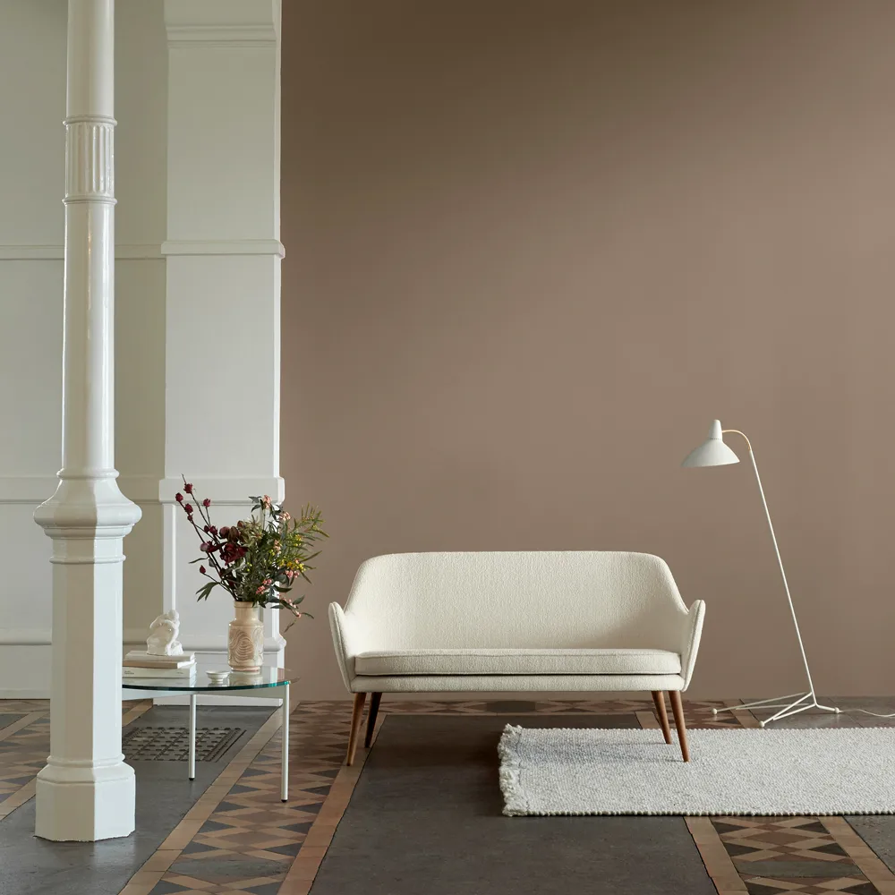 Dwell soffa, 2-sits tyg hero 511 blush, ben i rökt ek Warm Nordic