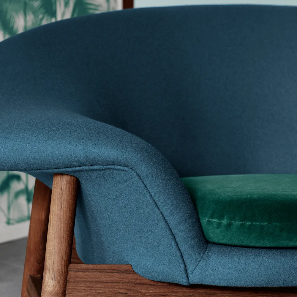 Fried Egg fåtölj, tyg hero 551 apple red, oljade teakben Warm Nordic