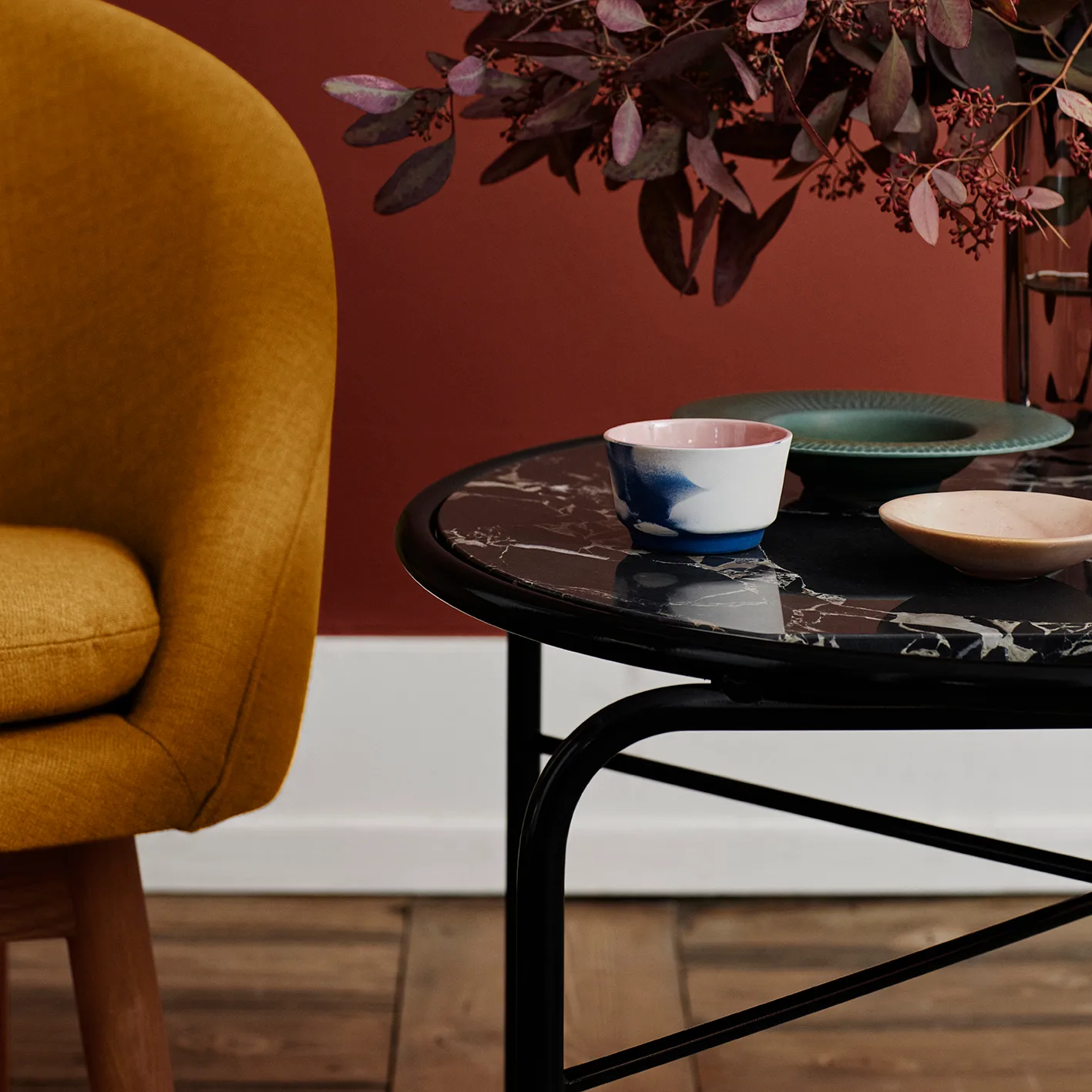 Secant soffbord marmor Ø60 cm, Black-gold Warm Nordic