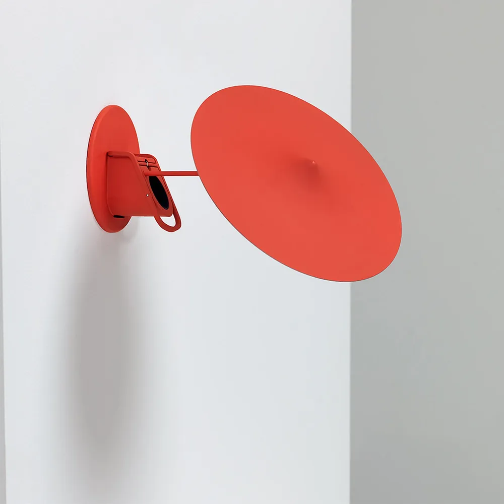 w153 île bordslampa, poppy red Wästberg