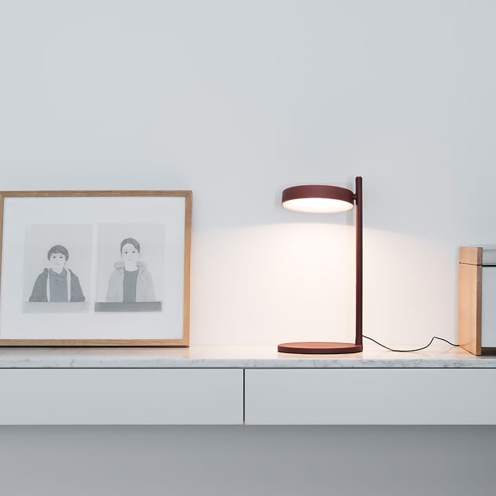 w182 Pastille b2 bordslampa, soft white, lång arm Wästberg