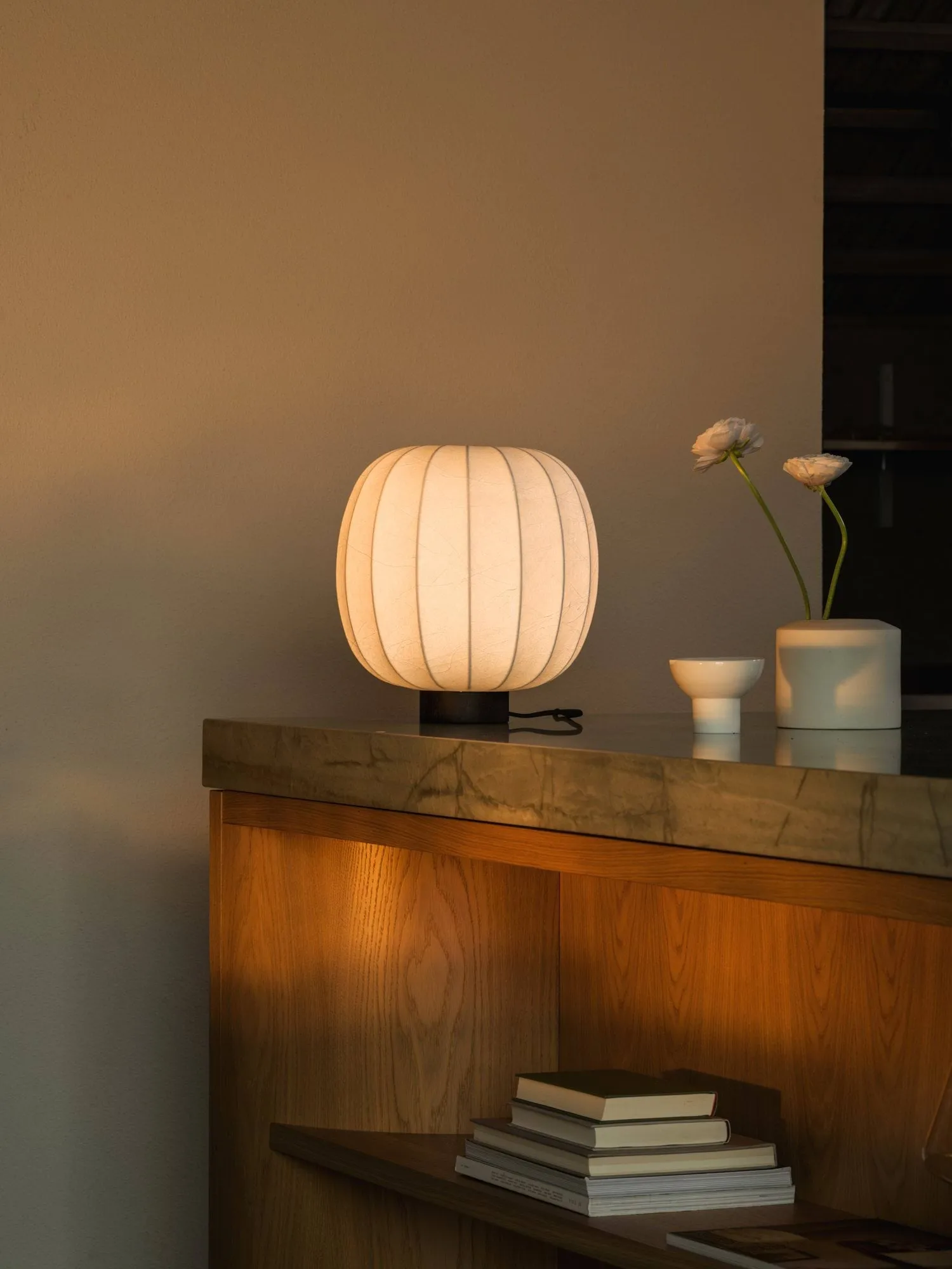 Lunari bordslampa, White-Dark ash, Ø30x32 cm Watt & Veke