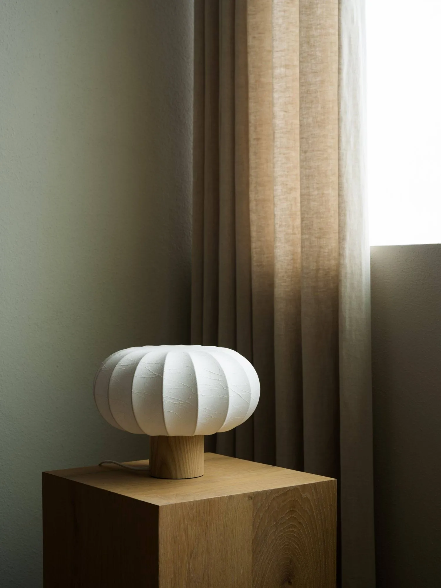 Lunari bordslampa, White-Natural ash, Ø32x24cm Watt & Veke
