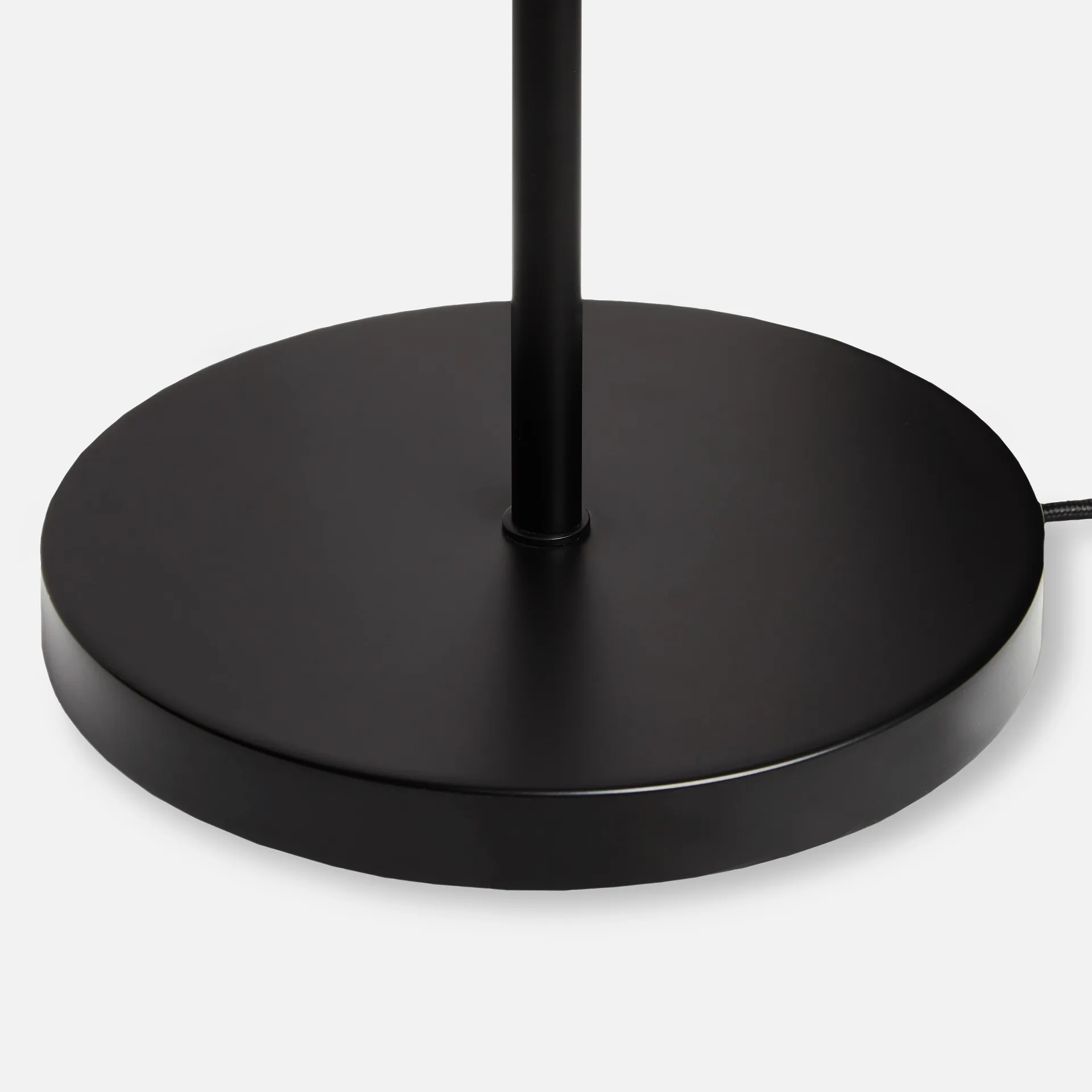 Cono golvlampa, Svart Woud