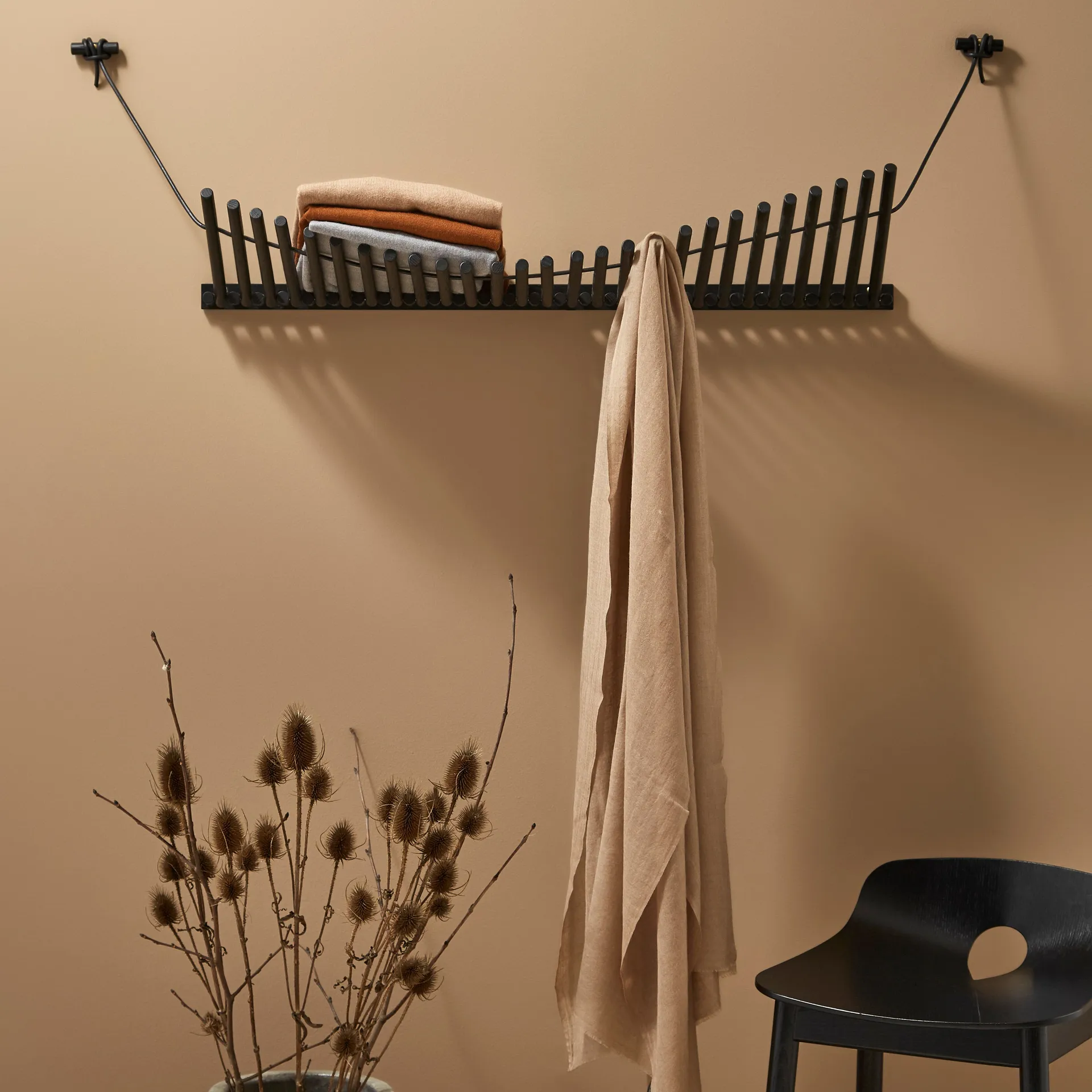 Knaegt klädhängare, svartmålad ek Woud