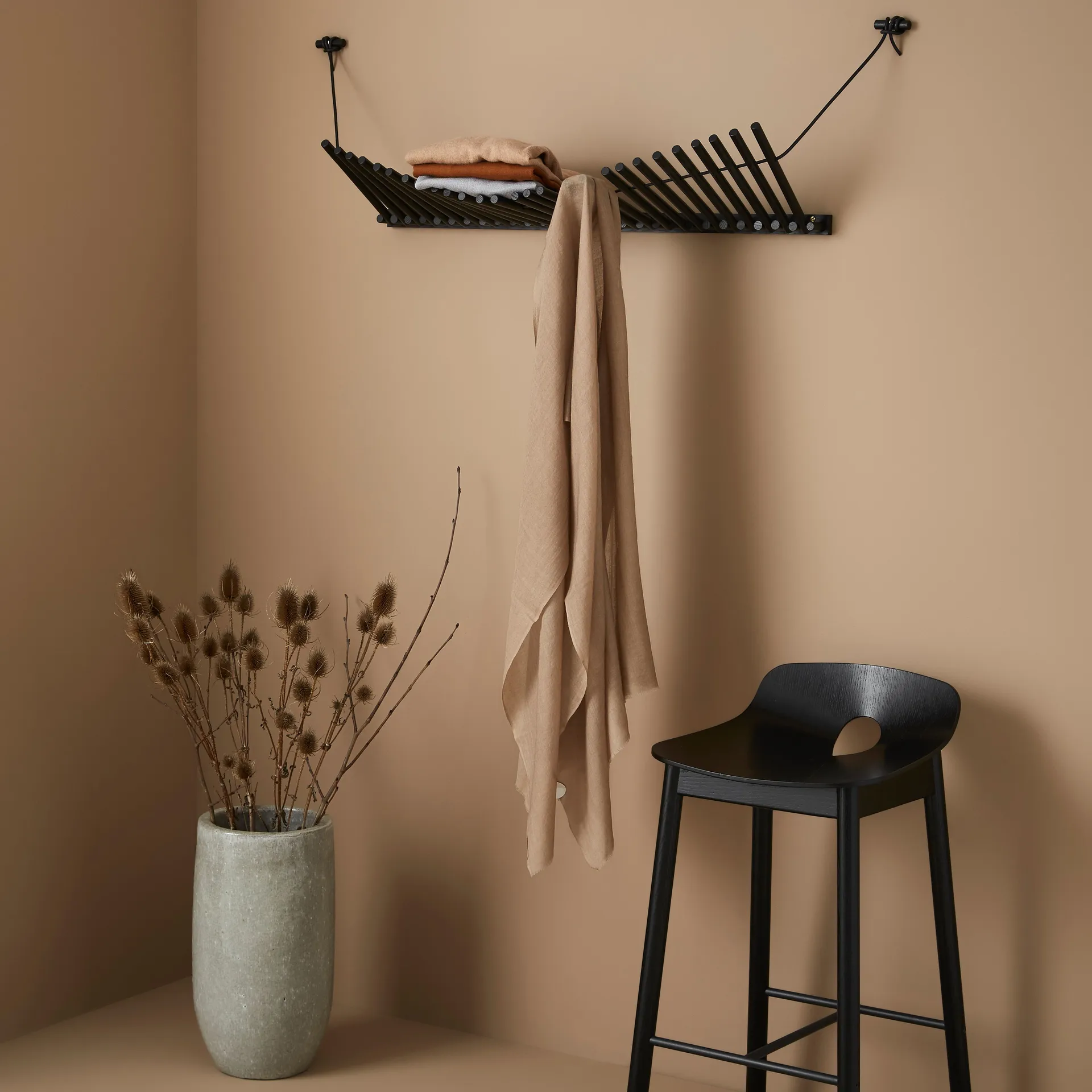 Knaegt klädhängare, svartmålad ek Woud