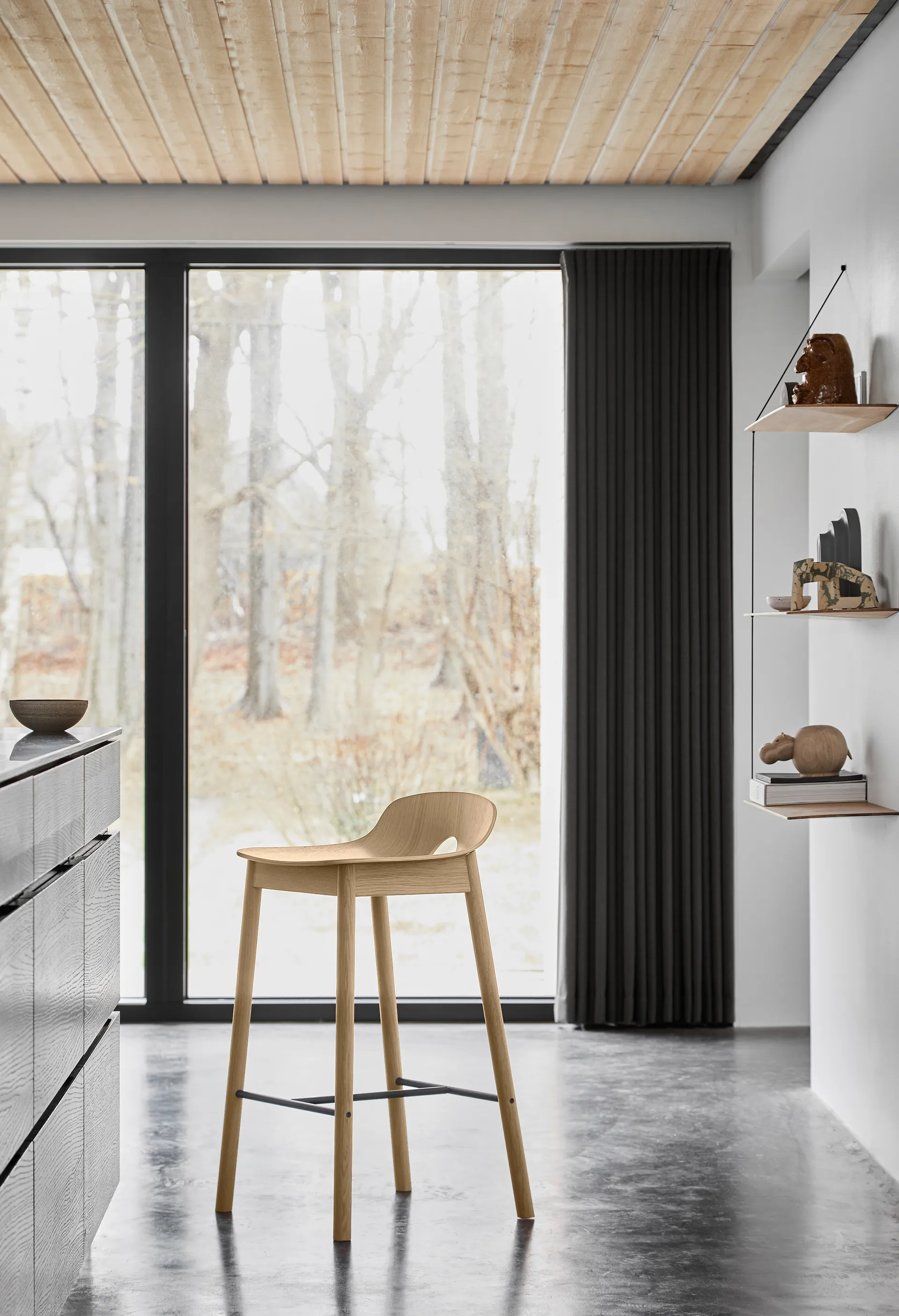 Mono barstol 65 cm, Vitpigmenterad ek Woud