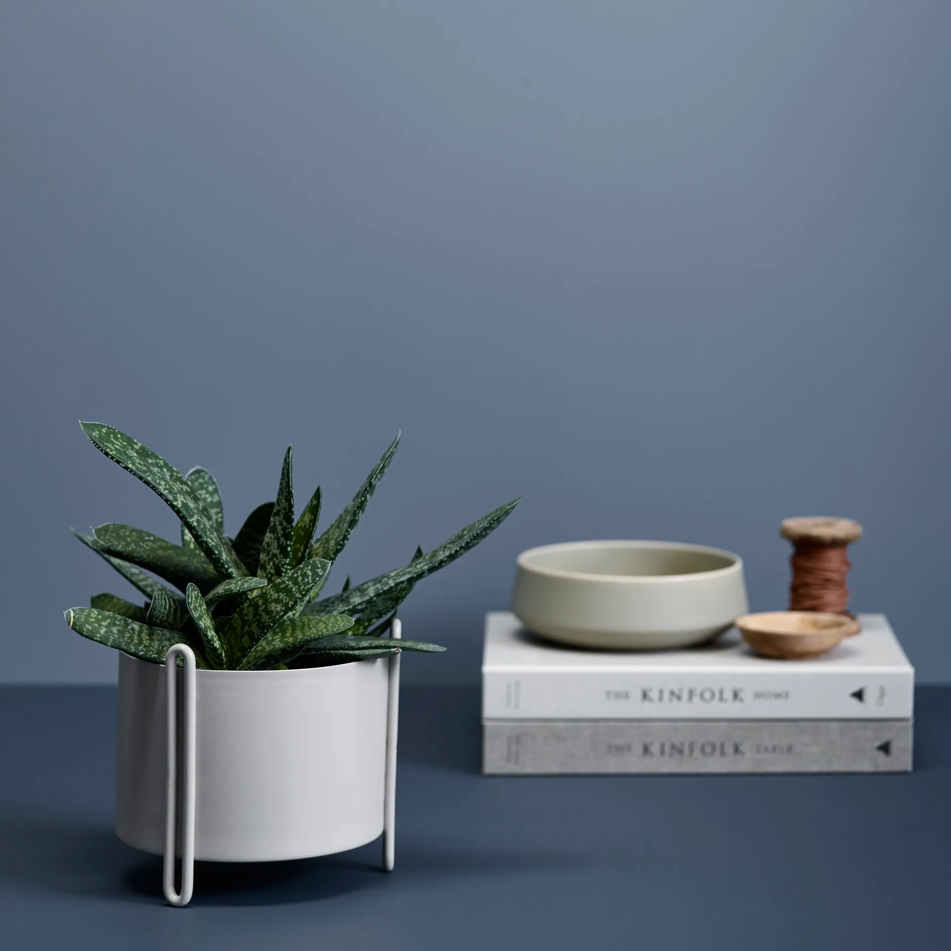 Pidestall blomkruka small Ø15 cm, Grå Woud