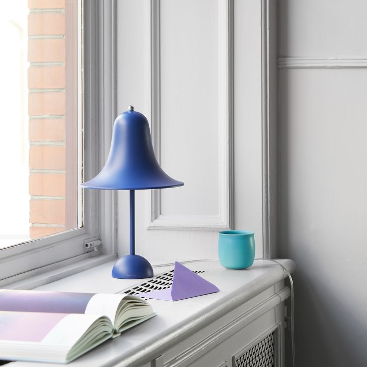 Inred med lampor i fönster och gärna i färg, här Pantop bordslampa i matt blå från Verpan som blir en riktig färgklick i fönstret!