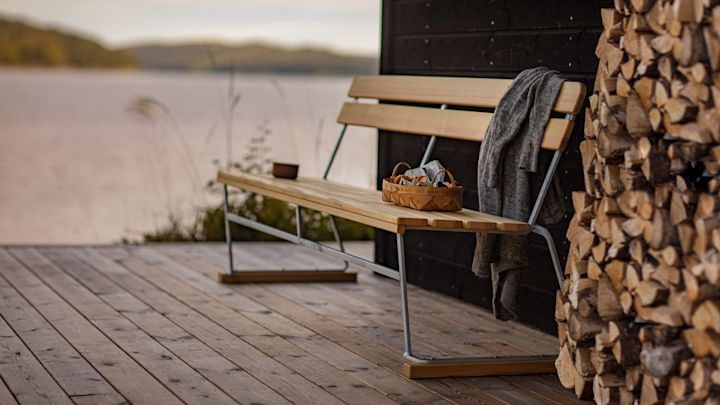 Soffa 5 i furu från svenska Grythyttan Stålmöbler, exempel på klassiska trädgårdsmöbler som håller i generationer.