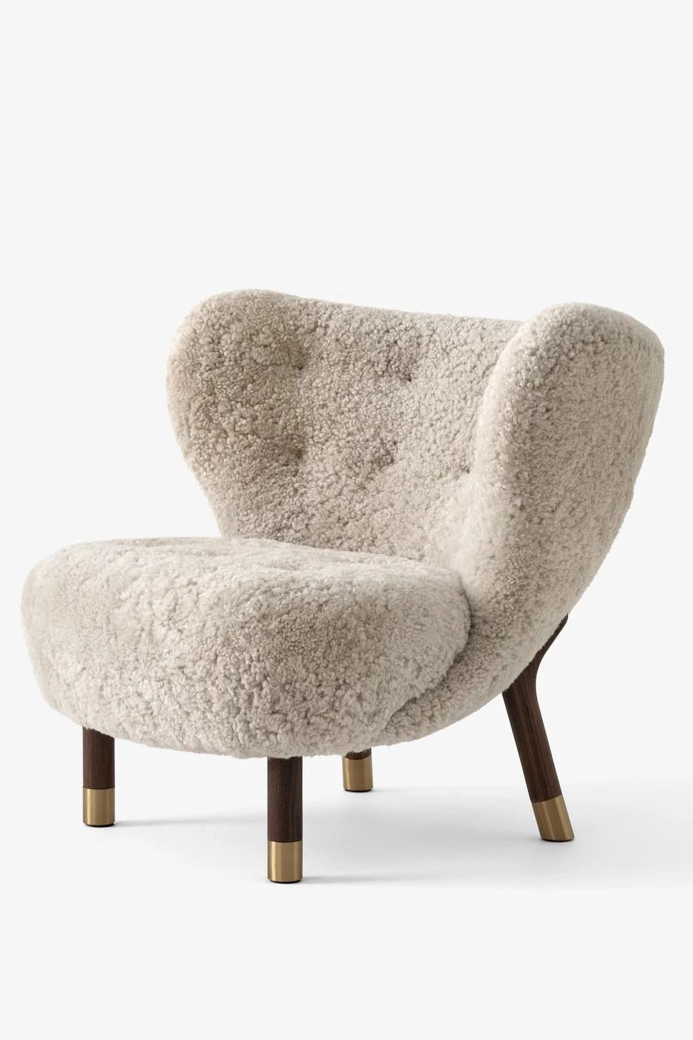 Little Petra fåtölj i färgen moonlight med ben i valnöt och mässing