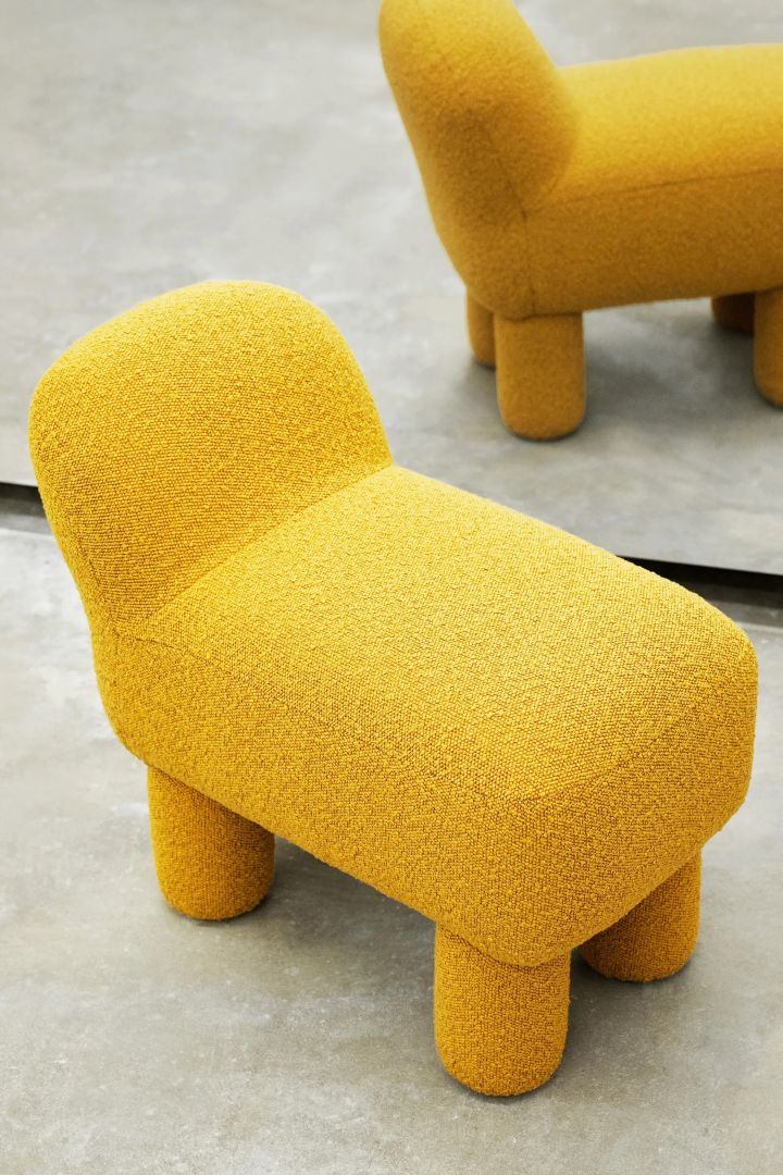 Vår stilguide för höstens inredning 2023 visar på färgglada, runda och bulliga möbler - som Lulu sittpuff från Design House Stockholm, här i gult.