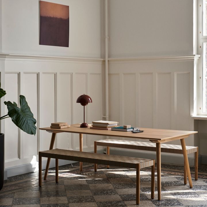 In Between SK5 är ett klassiskt, rektangulärt matbord i massiv ek. Bordet passar in i de allra flesta hem och kan kombineras med både stolar och sittbänkar.