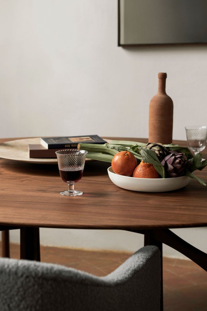 Drop Leaf är ett mångsidigt matbord i massiv valnöt som anpassar och smälter in i sin omgivning. Designduon Hvidt & Mølgaard formgav Drop Leaf redan år 1956 och det finns nu via &tradition.