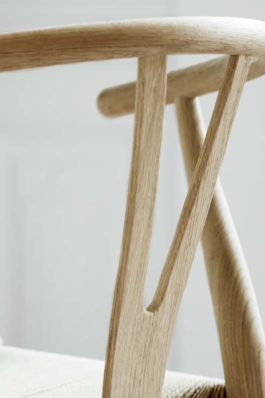 Skötselråd för trämöbler - Närbild på CH 24-stolen från Carl Hansen & Son. 