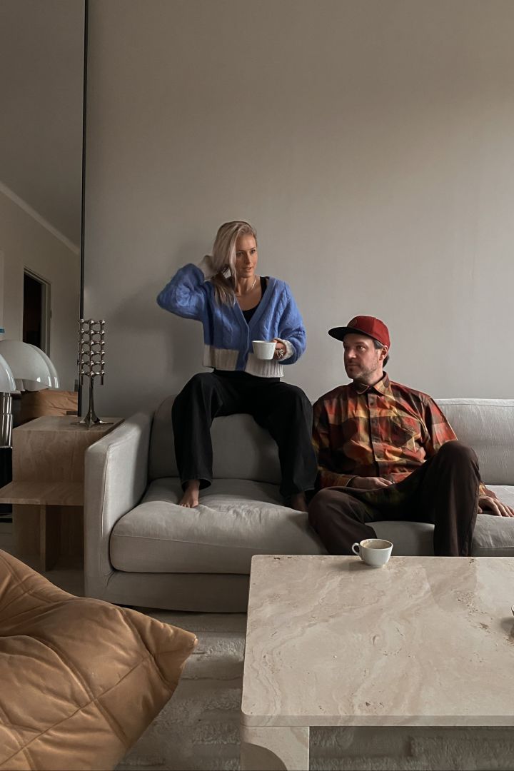 Mysig belysning hemma hos Elin Lannsjö, här ser vi Elin tillsammans med sin sambo Victor sittandes i sin soffa i den modernt, inredda lägenheten.