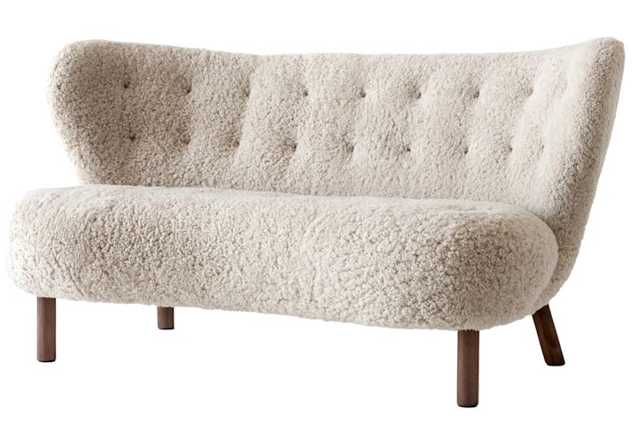 Little Petra soffa är en svängd soffmodell tillverkad i fårskinn, från varumärket &Tradition